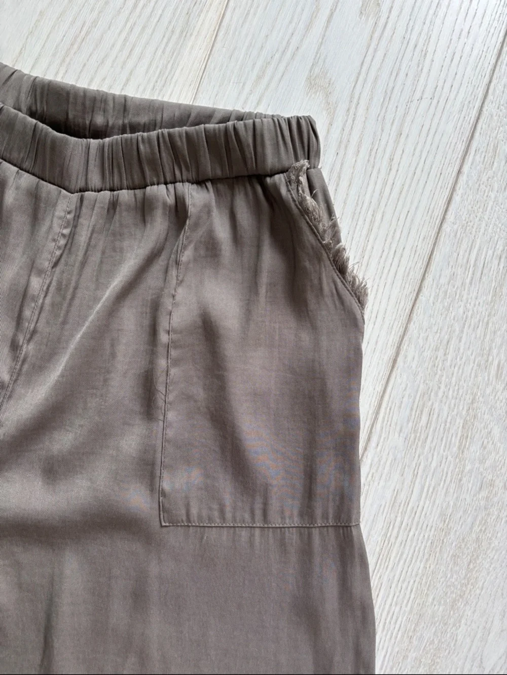Women’s size small wide-leg silky pants. - Picture 2 of 5